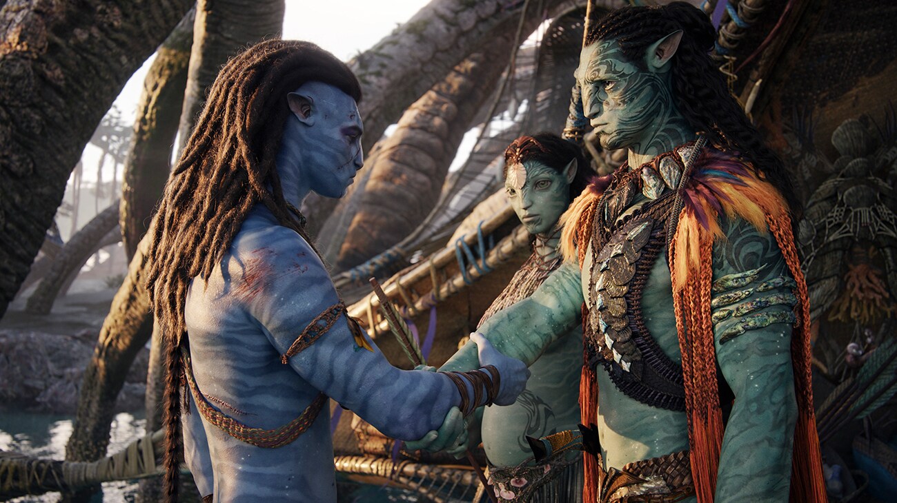 Avatar: The Way of Water (2022): Jake Sully extends his hand toward Tonowari while Ronal stands between them at the reef settlement